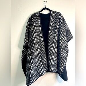Unbranded cape, poncho black & white fleece houndstooth reversible. OS.